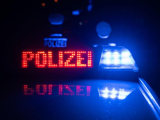 16-jähriger baut unfall mit auto der eltern und flüchtet