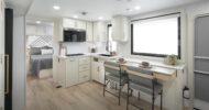 2025 brinkley model i: leichter luxus-camper voller hightech-features