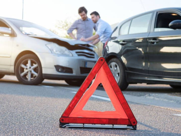 blaulichtreport für allensbach, 18.10.2024: (allensbach/ lkr. konstanz) unfall auf der kreisstraße 6172- auto rutscht böschung hinunter (17.10.2024)