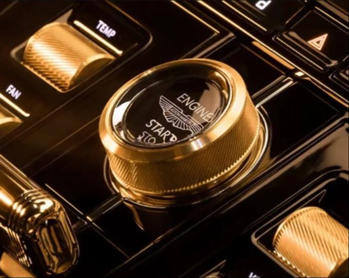 aston martin ehrt james bond mit limitierter goldfinger edition