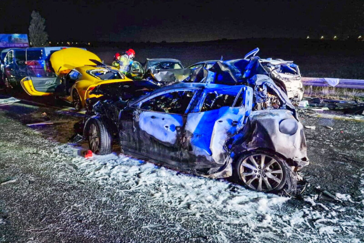 tödliche massenkarambolage in polen: autos fangen feuer – vier tote, viele verletzte