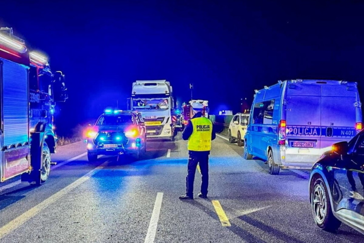 tödliche massenkarambolage in polen: autos fangen feuer – vier tote, viele verletzte