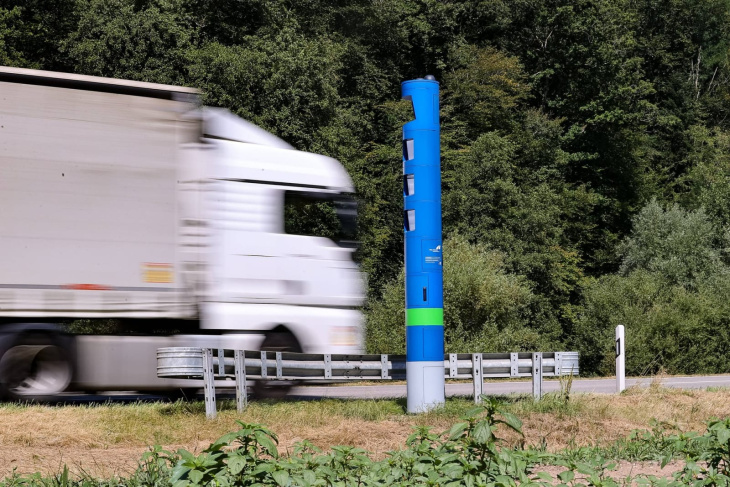 blaue säule an der autobahn: kein blitzer – aber teuer kann es trotzdem werden