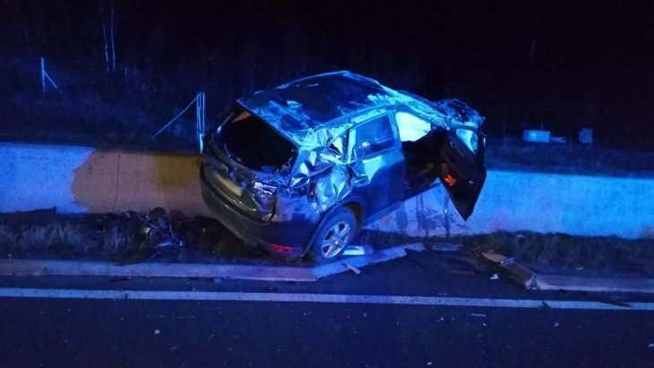 bildstrecke: alko-lenker überschlägt sich mit suv auf autobahn