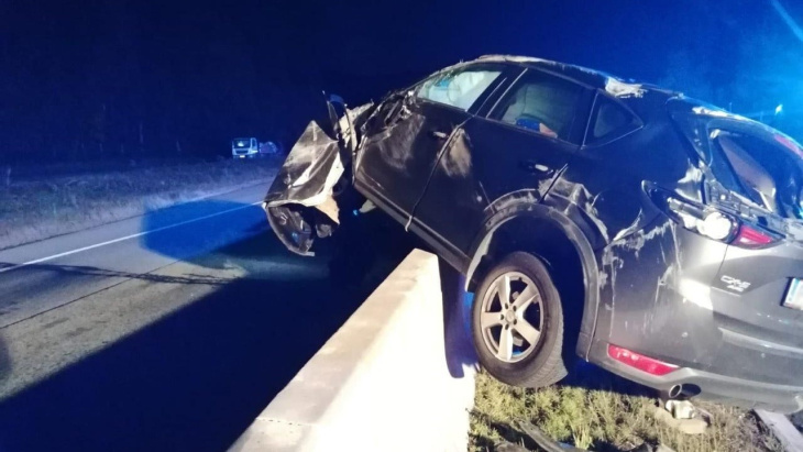 bildstrecke: alko-lenker überschlägt sich mit suv auf autobahn