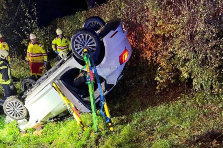 seat-fahrer kracht in schotterhaufen und überschlägt sich: feuerwehr muss fahrer bergen