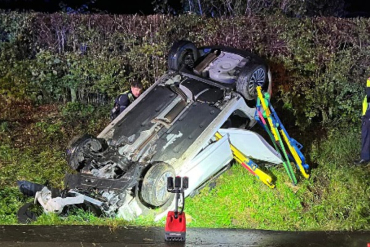 seat-fahrer kracht in schotterhaufen und überschlägt sich: feuerwehr muss fahrer bergen