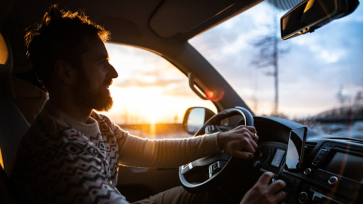 fünf dinge, die jeder autofahrer im herbst und winter dabei haben sollte