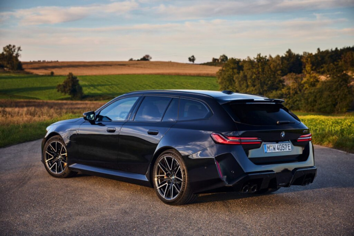 727 ps unterm radar: bmw m5 touring g99 in carbon-schwarz