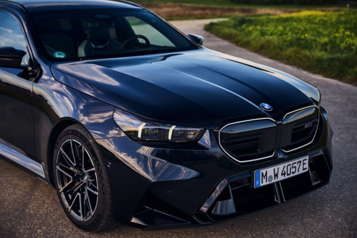 727 ps unterm radar: bmw m5 touring g99 in carbon-schwarz