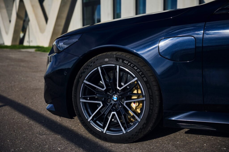 727 ps unterm radar: bmw m5 touring g99 in carbon-schwarz