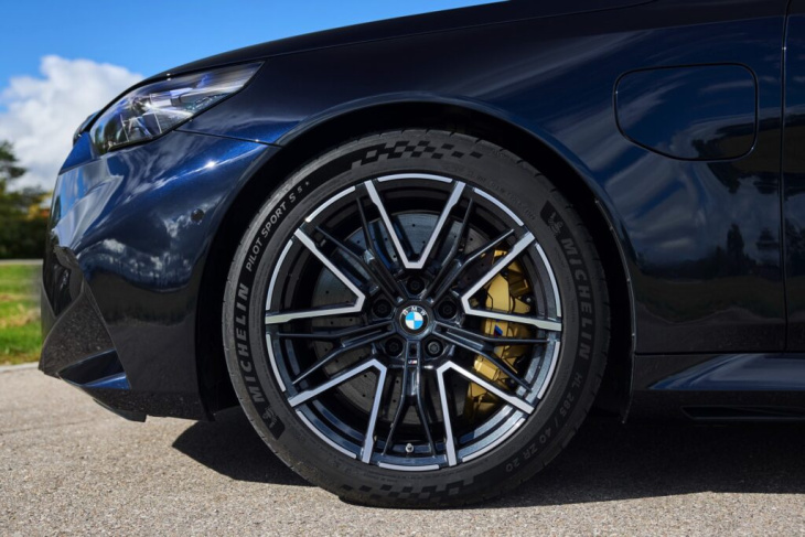 727 ps unterm radar: bmw m5 touring g99 in carbon-schwarz