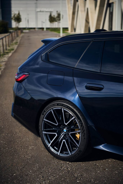 727 ps unterm radar: bmw m5 touring g99 in carbon-schwarz