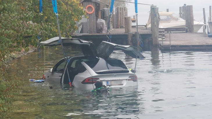 tesla auf tauchgang – lenker rettet sich aus e-auto