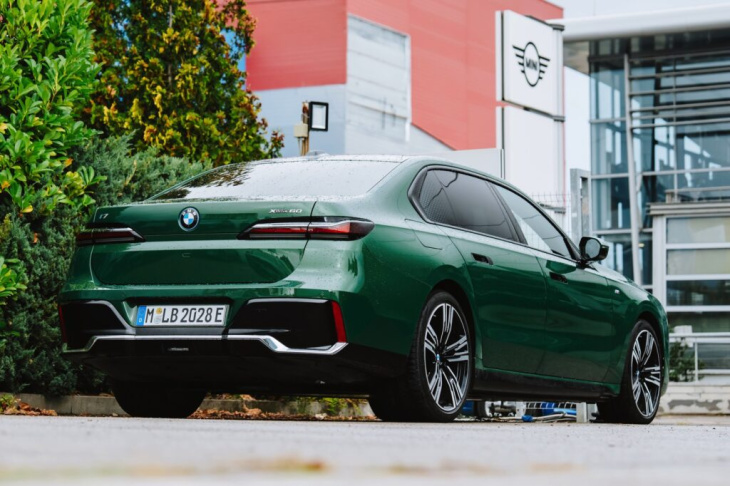 grün für kenner: bmw i7 g70 in sonoma green individual