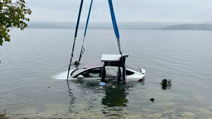 autopilot vertraut – tesla versinkt im traunsee