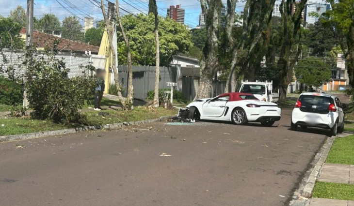 fahrer zerstört porsche im wert von 114.000 dollar in schockierendem video, das in brasilien aufgenommen wurde