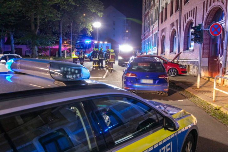 hamburg: fahrer flüchtet nach unfall bei mutmaßlichem autorennen