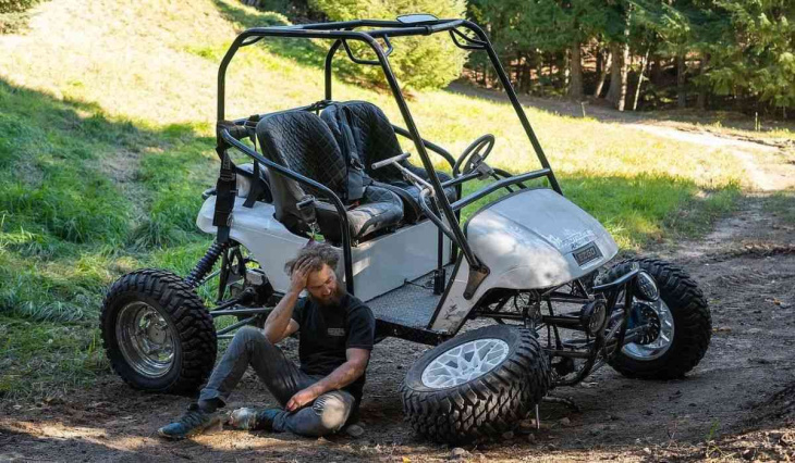 golfwagen mit einem 180-ps-yamaha-motor verwandelt sich in ein offroad-monster, kollidiert jedoch mit einem baum