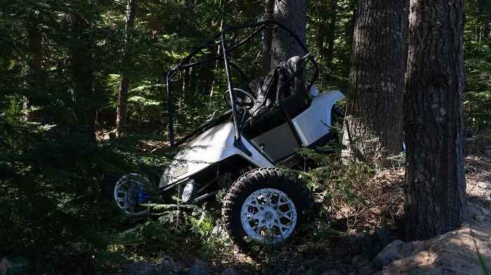 golfwagen mit einem 180-ps-yamaha-motor verwandelt sich in ein offroad-monster, kollidiert jedoch mit einem baum