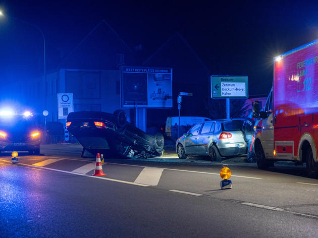 mercedes überschlägt sich: fahrer (20) muss ins krankenhaus