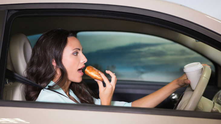 top 10 der ablenkungen beim autofahren