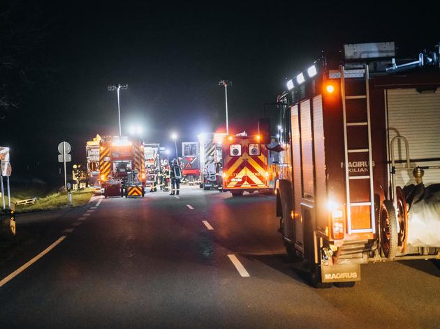 folgenschwerer unfall in bayern: motorblock schob sich in fahrerkabine – feuerwehr muss opfer befreien