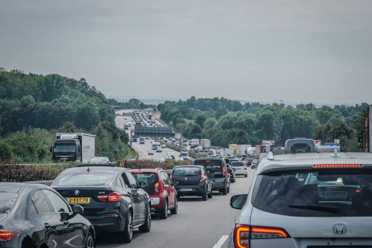 stau-horror auf der autobahn: diese geniale idee aus der schweiz könnte das problem lösen