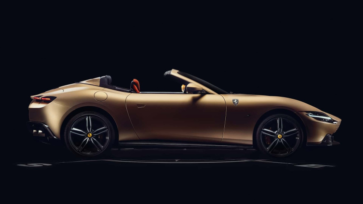 ferrari roma spider sieht mit holz und nappaleder echt gut aus