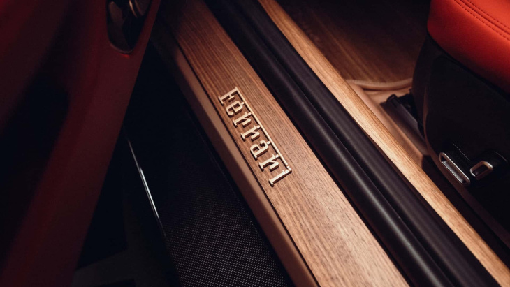 ferrari roma spider sieht mit holz und nappaleder echt gut aus