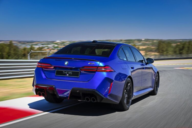 bmw m5 g90: marina bay blue weckt f90-erinnerungen