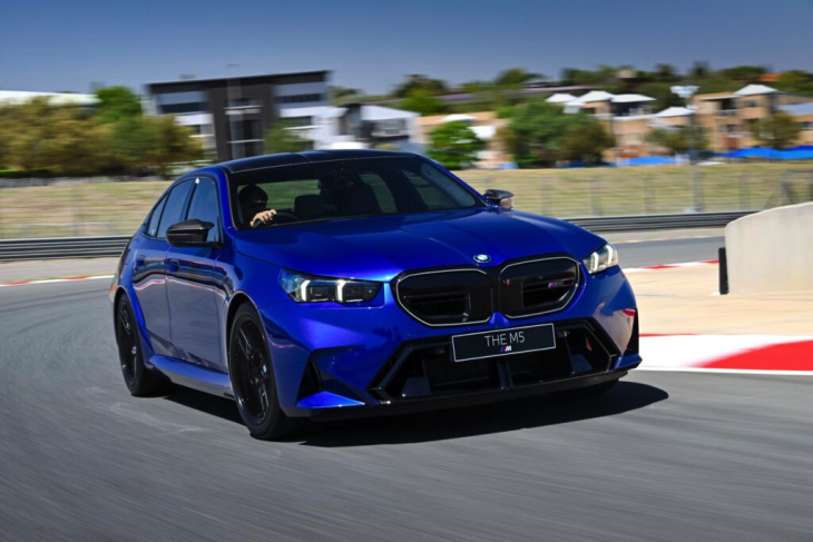 bmw m5 g90: marina bay blue weckt f90-erinnerungen