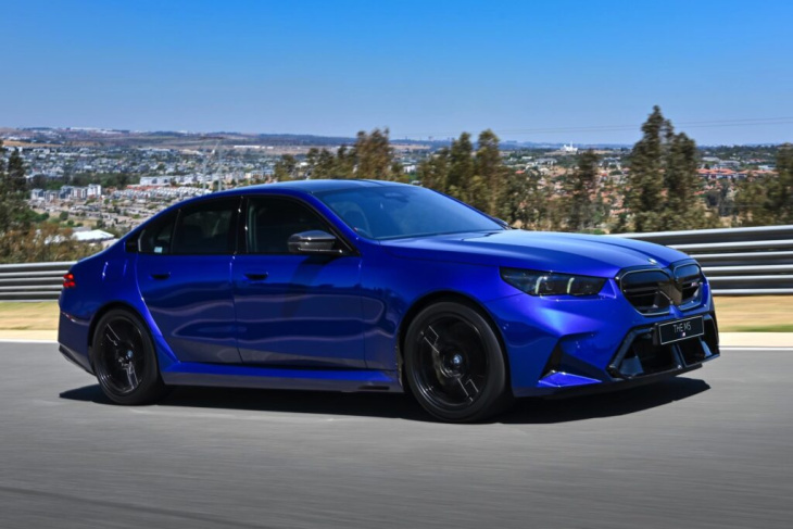 bmw m5 g90: marina bay blue weckt f90-erinnerungen