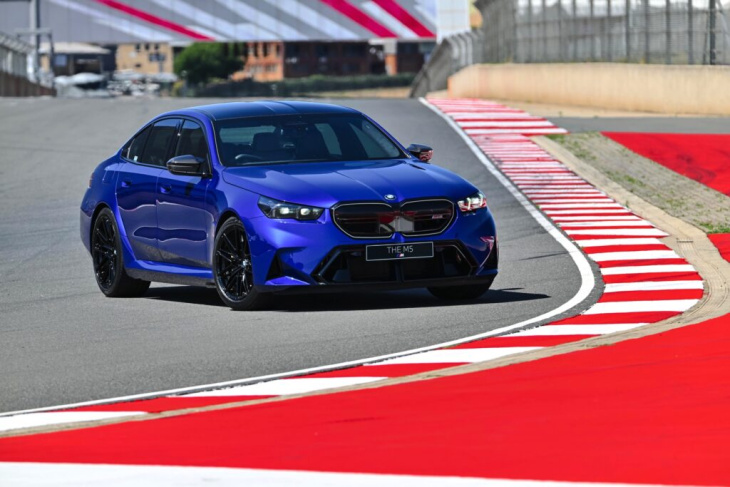 bmw m5 g90: marina bay blue weckt f90-erinnerungen