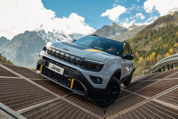 jeep® avenger 4xe: das auto des jahres 2023 jetzt mit allradantrieb