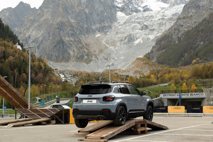 jeep® avenger 4xe: das auto des jahres 2023 jetzt mit allradantrieb