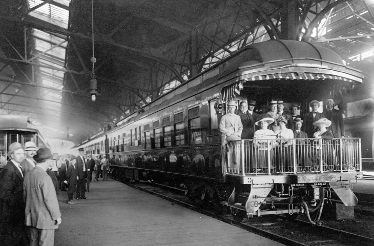 so luxuriös sahen vintage-eisenbahnwagen von innen aus