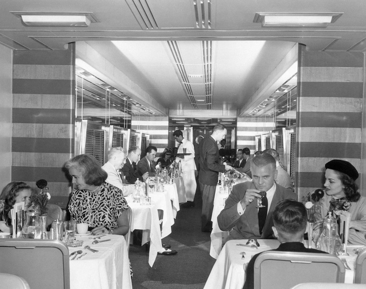 so luxuriös sahen vintage-eisenbahnwagen von innen aus