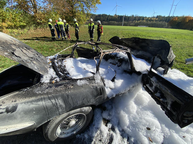 seit der erstzulassung im familienbesitz: oldtimer brennt komplett aus – löschversuche erfolglos