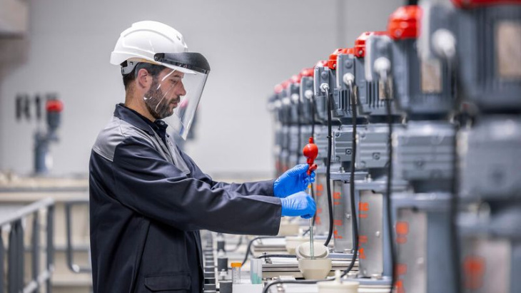 mercedes-benz eröffnet batterie-recyclingfabrik