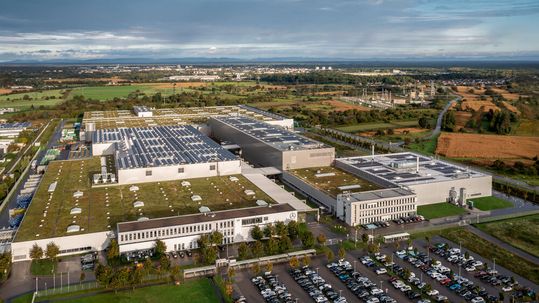 mercedes-benz eröffnet batterie-recyclingfabrik