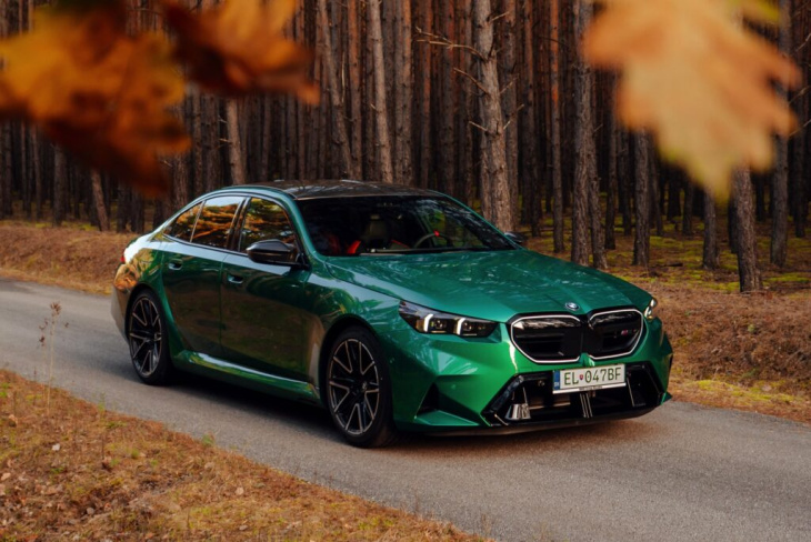 herbst-sturm mit 727 ps: bmw m5 g90 in in isle of man green