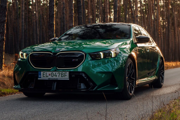 herbst-sturm mit 727 ps: bmw m5 g90 in in isle of man green