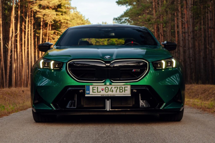 herbst-sturm mit 727 ps: bmw m5 g90 in in isle of man green