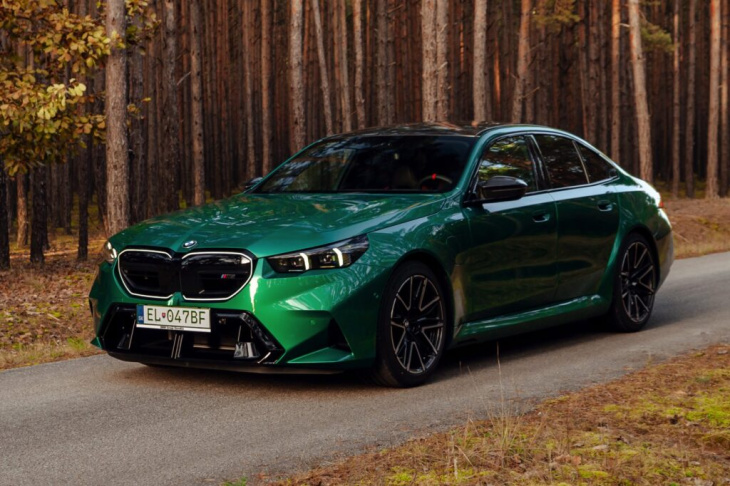 herbst-sturm mit 727 ps: bmw m5 g90 in in isle of man green