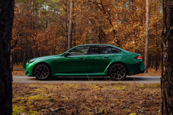 herbst-sturm mit 727 ps: bmw m5 g90 in in isle of man green