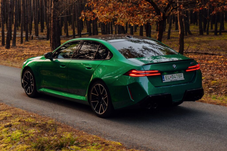 herbst-sturm mit 727 ps: bmw m5 g90 in in isle of man green