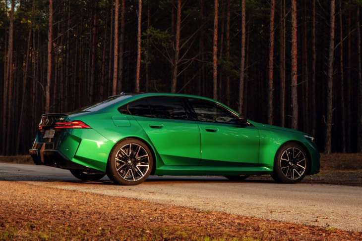 herbst-sturm mit 727 ps: bmw m5 g90 in in isle of man green