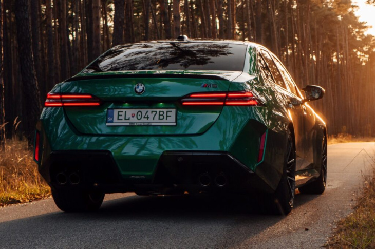 herbst-sturm mit 727 ps: bmw m5 g90 in in isle of man green