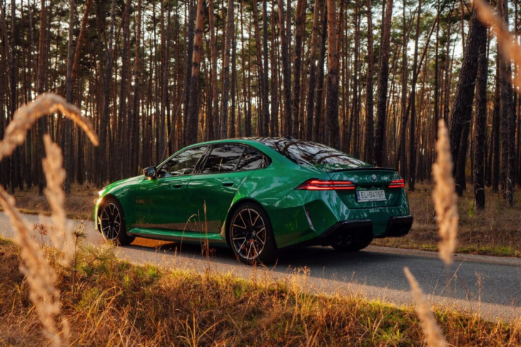 herbst-sturm mit 727 ps: bmw m5 g90 in in isle of man green